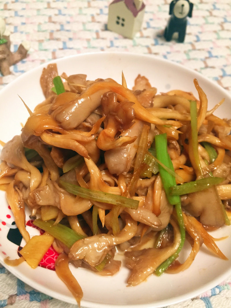 清炒松蘑十种家常美味做法,轻松学做鲜香佳肴-图5 清炒松蘑十种家常美味做法,轻松学做鲜香佳肴-图5