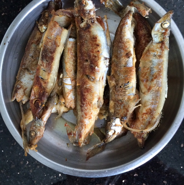 十种家常炸多春鱼做法，外酥里嫩鲜香诱人-图1