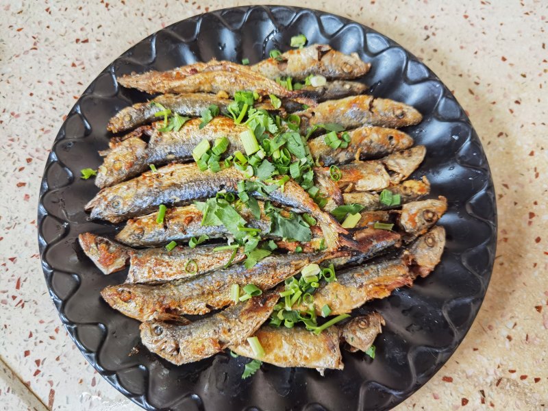 十种家常炸多春鱼做法，外酥里嫩鲜香诱人-图3