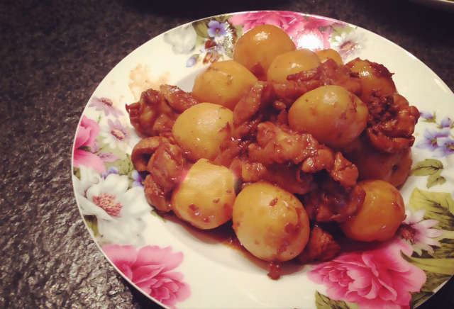 家常小鸡土豆煲：鲜香软烂，一锅搞定-图2