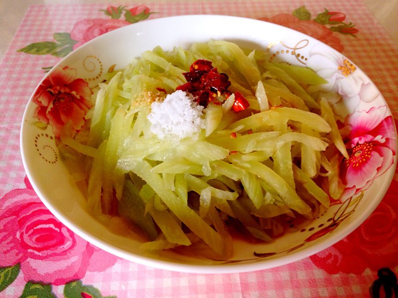 莴笋拌鸡丝：这样做最爽口开胃-图8