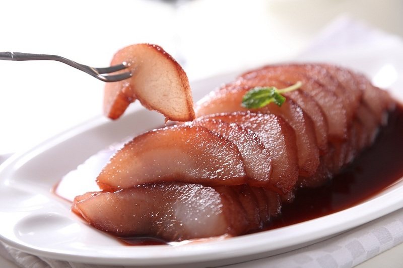 红酒炖梨做法：暖冬甜品与浪漫晚餐的完美选择-图2