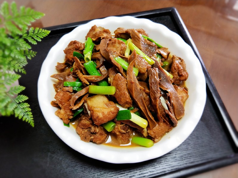 家常排骨炖笋干：软烂入味，汤鲜肉嫩的秘诀-图7