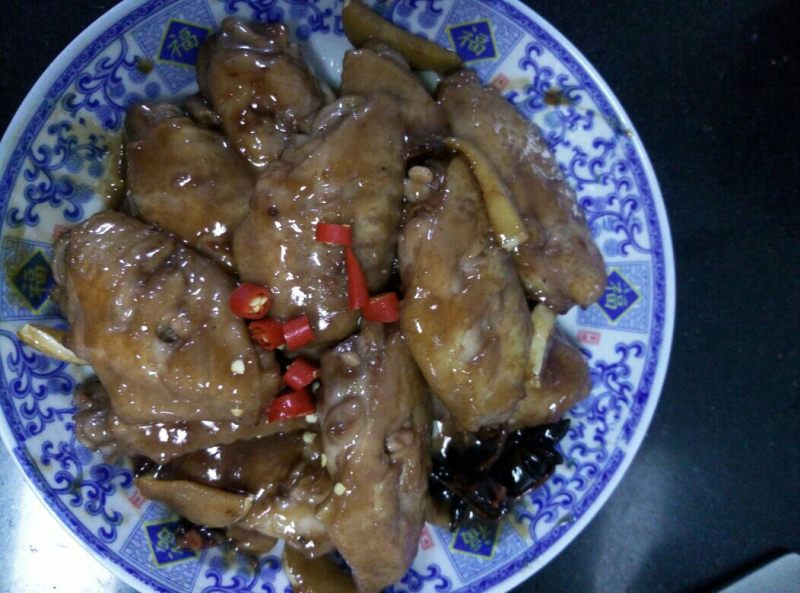 红酒煨鸡翅家常做法：软嫩多汁的秘诀-图1