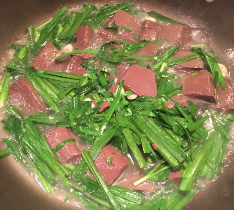 韭菜焖猪红配料大全与做法详解-图2