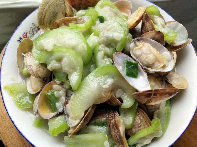 丝瓜炖花蛤：鲜甜汤品的家常做法与配料详解-图1