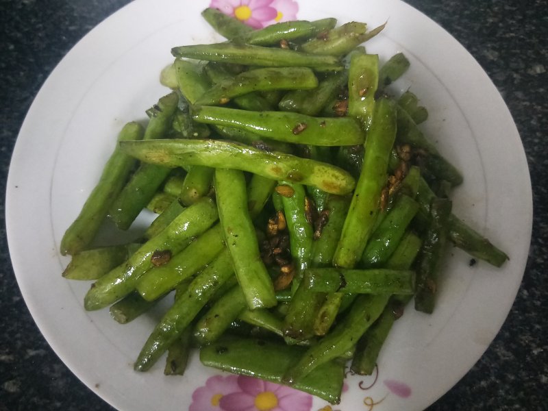 金蒜四季豆家常做法，香脆下饭一学就会-图2