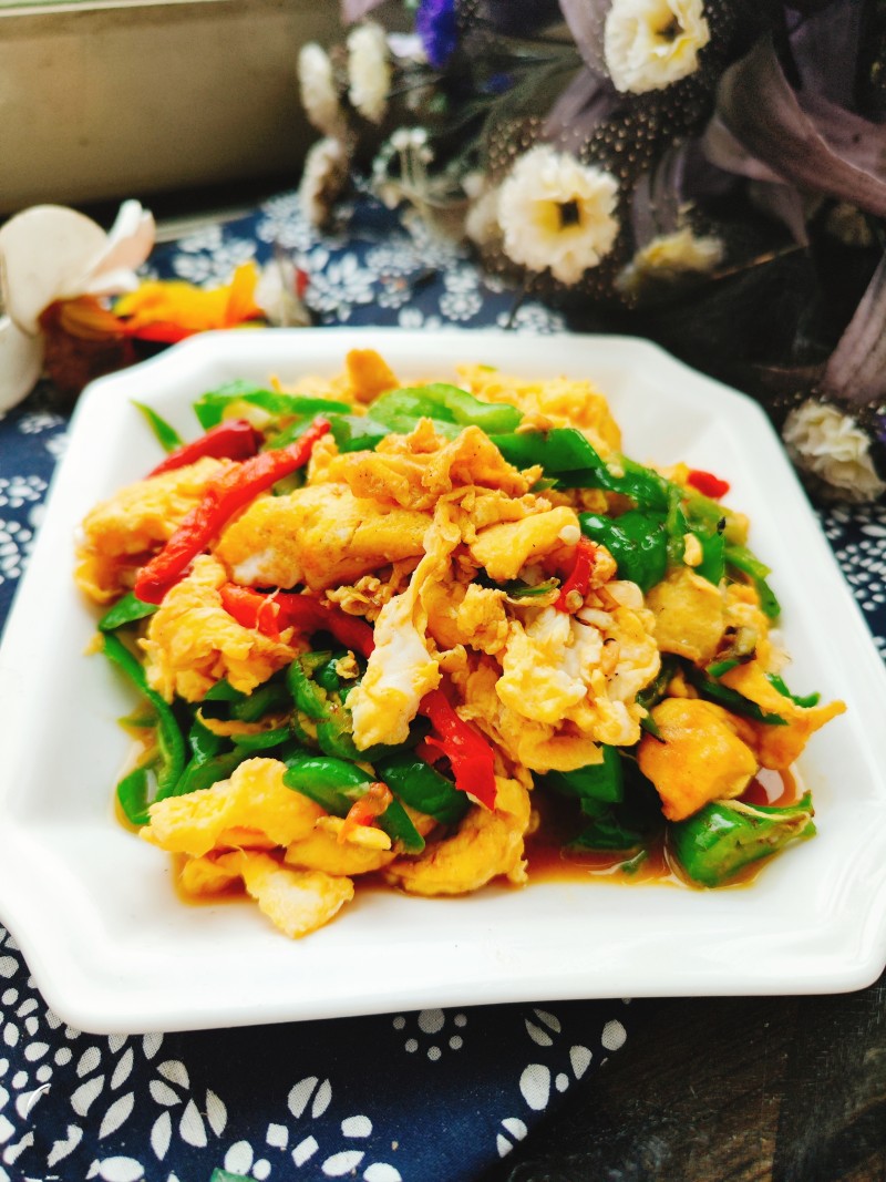 辣椒炒皮蛋绝味秘诀，三步做出饭店级美味-图1