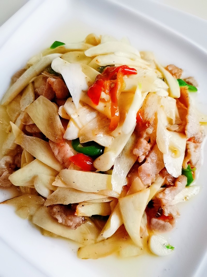 腊肉炒茭白绝妙做法，鲜香下饭秘诀公开