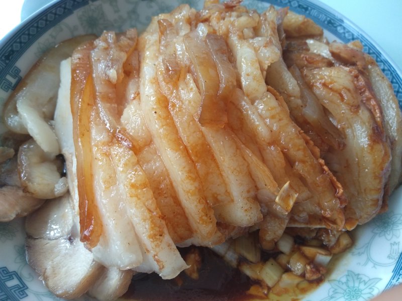 青蒜炒扣肉：家常美味制作秘诀与配料详解