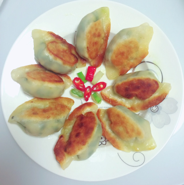 碧波煎饺正宗做法：皮薄馅嫩，金黄酥脆的秘诀