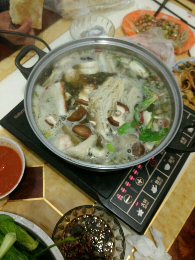 菌菇小火锅做法大全：鲜香暖胃，一锅搞定