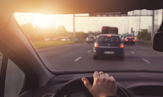 汽车前挡风玻璃贴膜有什么用?5个科学保养技巧