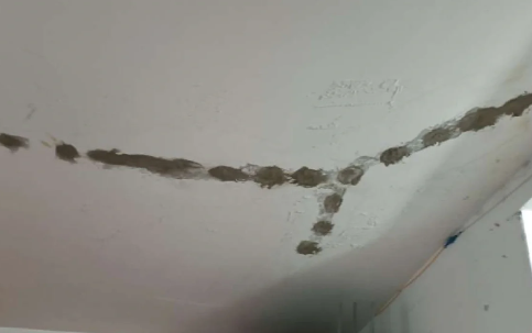 天花板细长裂缝危险吗?2步自查安全隐患