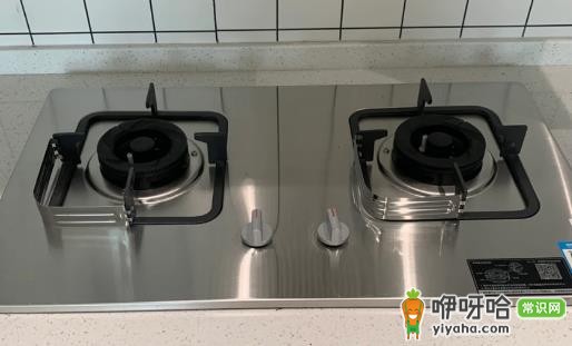 燃气灶电池用几个?是一边一个吗?