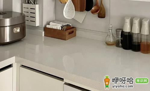 厨房石英石台面发黄能用刀刮吗？3大正确处理方式