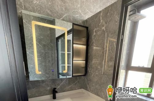 镜柜带灯好还是不带灯?3点对比帮你选对不踩坑