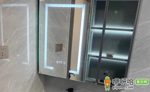 镜柜带灯好还是不带灯?3点对比帮你选对不踩坑