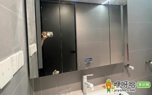 镜柜带灯好还是不带灯?3点对比帮你选对不踩坑