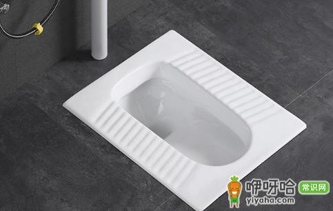 蹲便器比瓷砖低2cm是施工质量不过关吗?