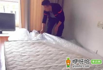 厚被子能当床垫吗?3个优缺点分析+实用建议