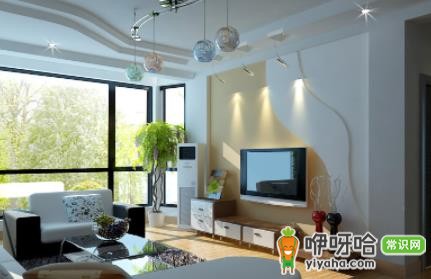 客厅挂画离天花板多高合适?3种常见高度参考