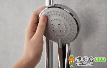 花洒底座离地面多高?常见标准高度1.1-1.2米参考