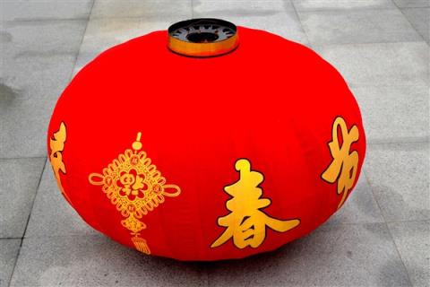 感动全网 男子谎称过年不回家：父母寄大量年货