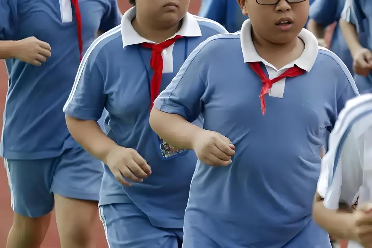 青少年减肥乱象：初中生饿瘦到七十斤