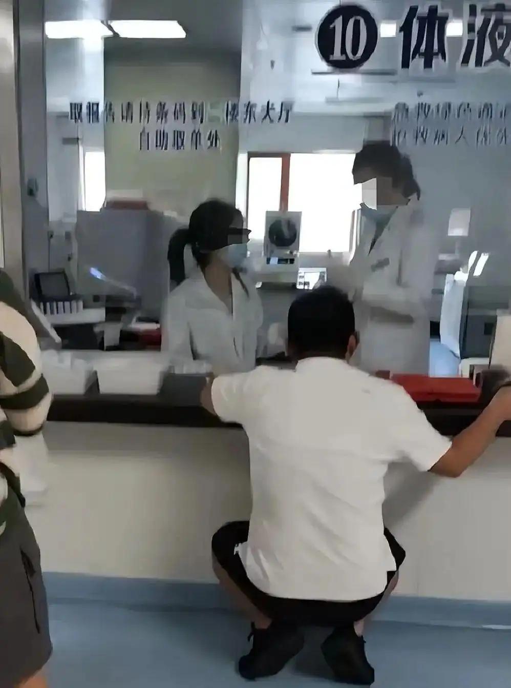 威海一医院现“丁义珍式”窗口