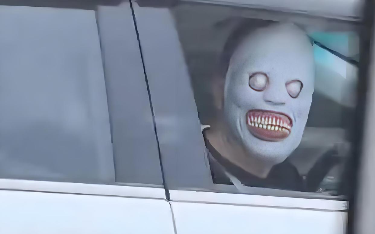 高速上有人戴恐怖面具吓过路车辆