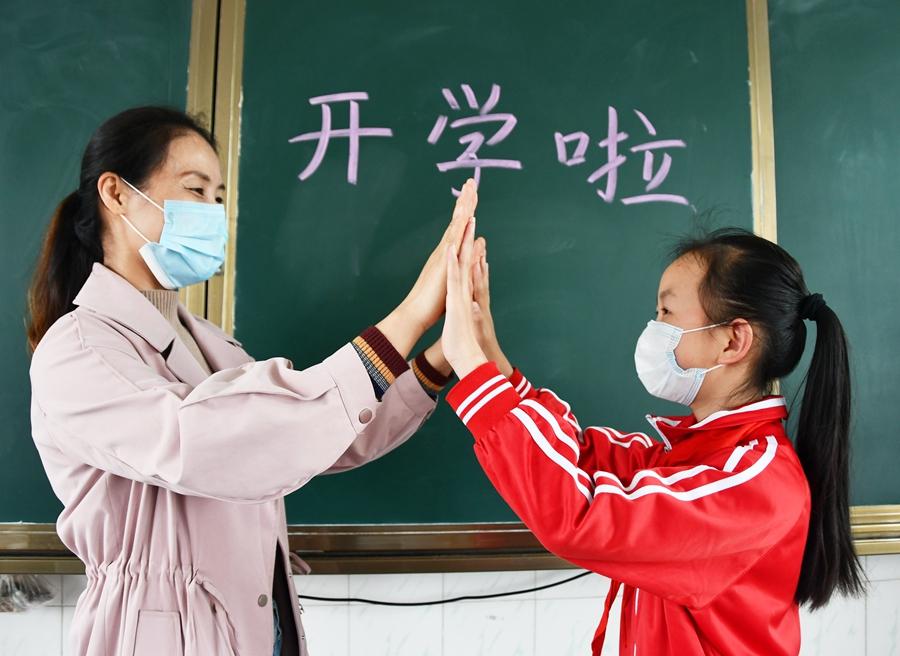 开学日家长开心到失去表情管理