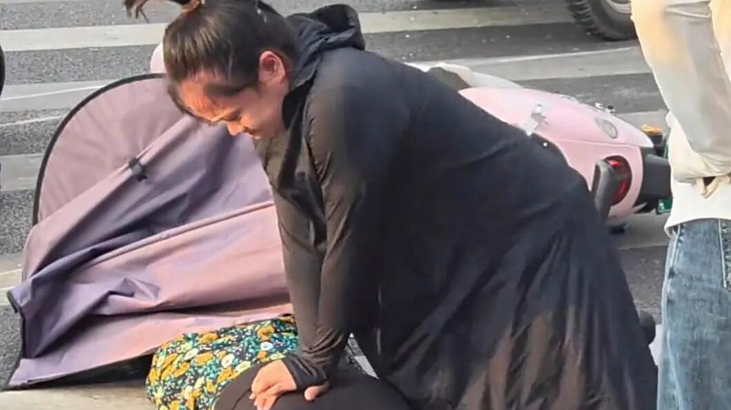 湖南跪地救人女子辟谣自己是孕妇