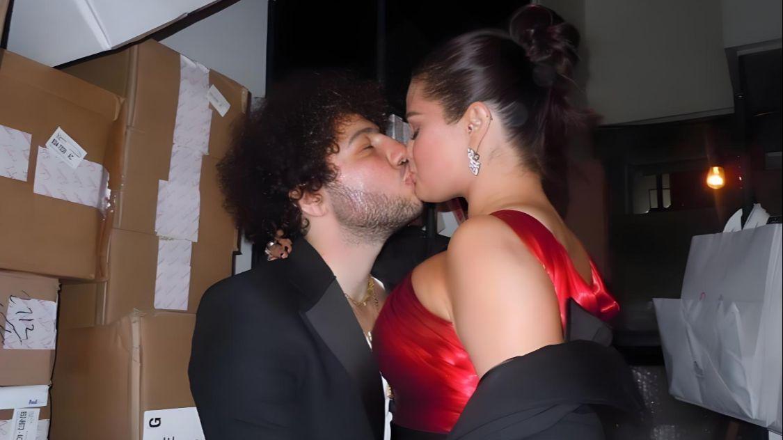 赛琳娜晒与未婚夫亲吻照，摸胸吻脚被批过度开放