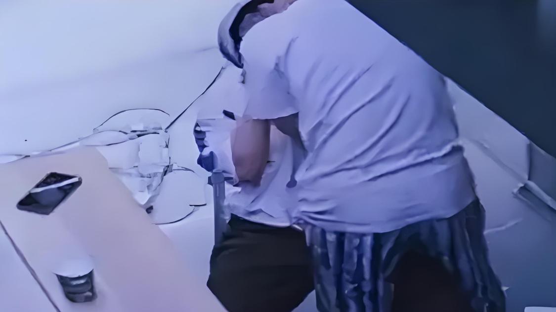 网友曝被男艺人前任侵犯偷拍：因悬疑剧配角爆红