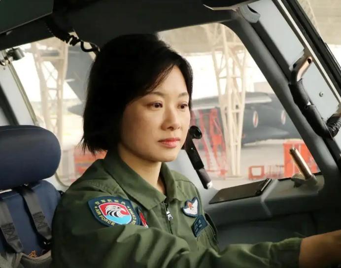 “云中玫瑰”何晓莉：揭秘阅兵最美女机长的蓝天传奇