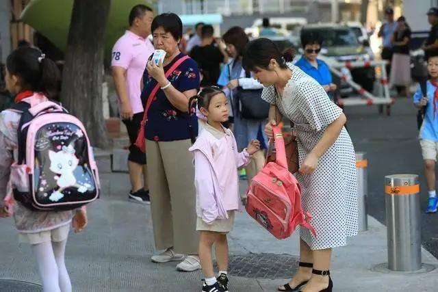 有小学建议不让老人接送小孩