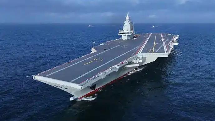 福建舰通过台湾海峡