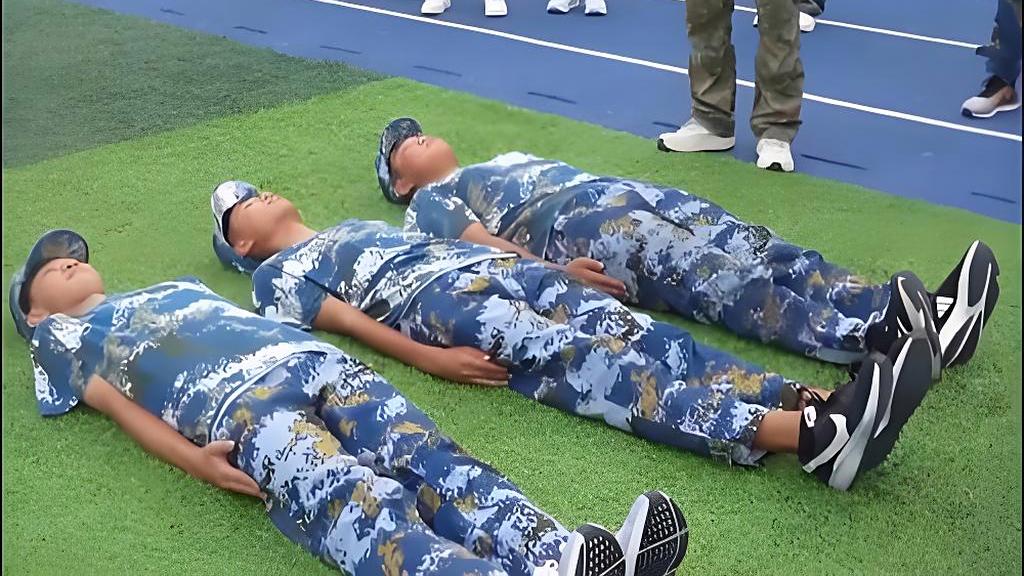 学生想要躺着军训，教官：安排！