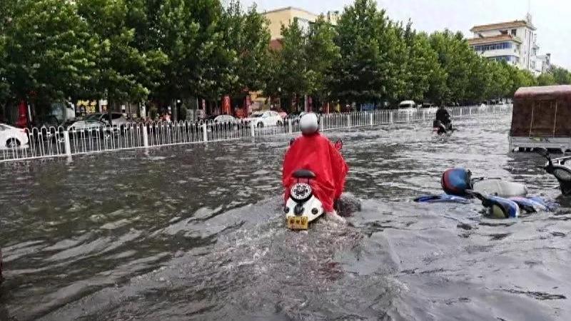 河南许昌破纪录暴雨：行车如行船