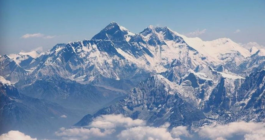 世界陆地的最高点：珠穆朗玛峰（海拔8848.86米）