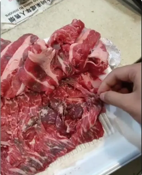 广东一山姆超市118元的牛肉内部发黑发臭？回应："缺氧肉会发黑"