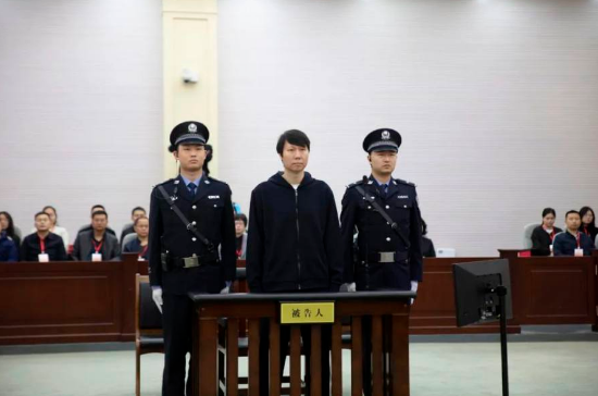 李铁庭审从早上8点半持续到晚上9点 仍然留着标志性刘海