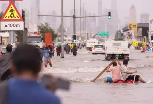 阿联酋突遭75年来最大降雨,迪拜变身“水上王国”