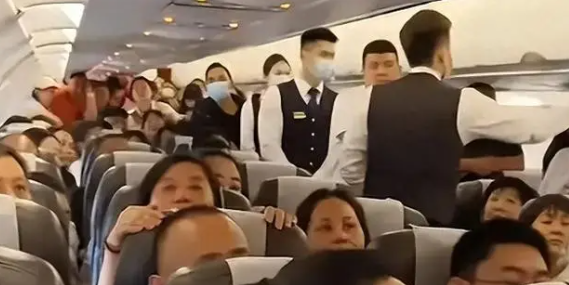 女子“装大病”躺座椅上致飞机无法起飞