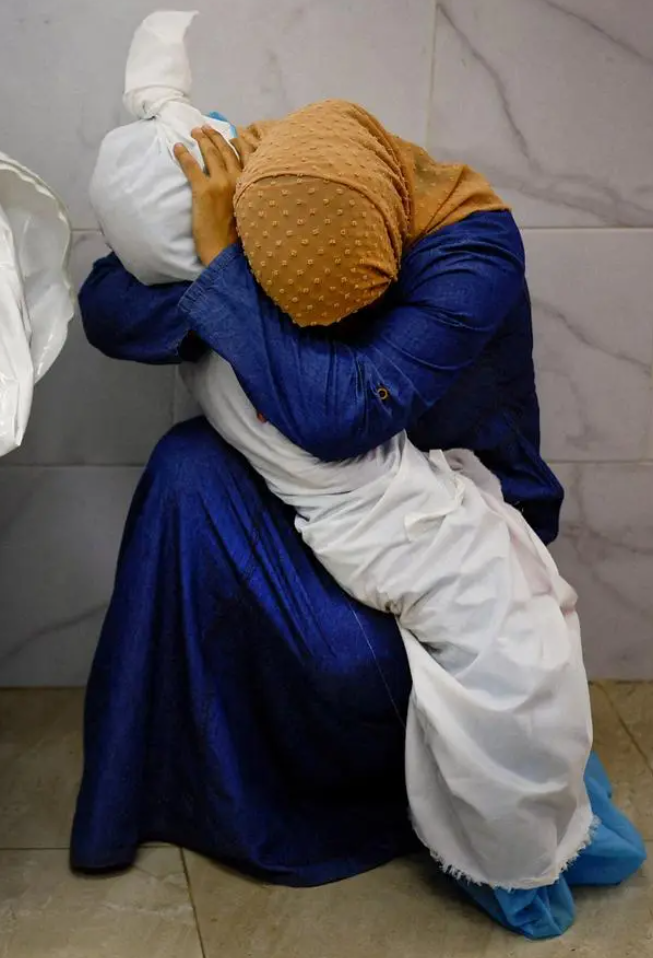 加沙妇女抱侄女尸体照片获摄影大奖，这是一张真正深入人心的照片