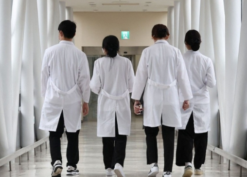 韩国医生工潮︱韩政府首让步，允许减少扩招医科生