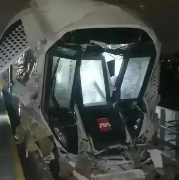 西安地铁10号线试车时出现事故，车头受损严重，多部门回应