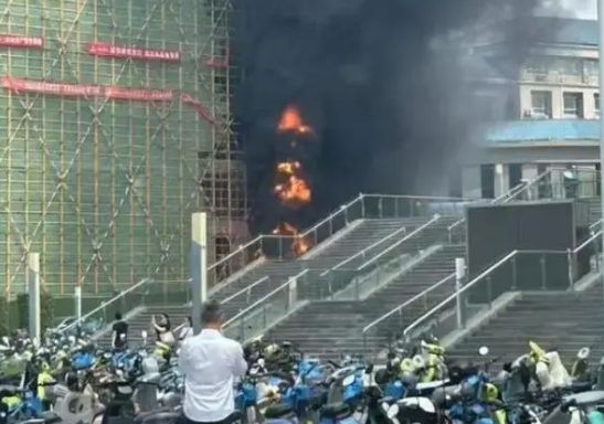 武汉大学一在建教学楼起火？其原因是什么