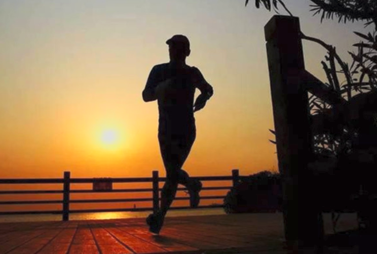 晨跑和夜跑哪个更健康 晨跑和夜跑的区别